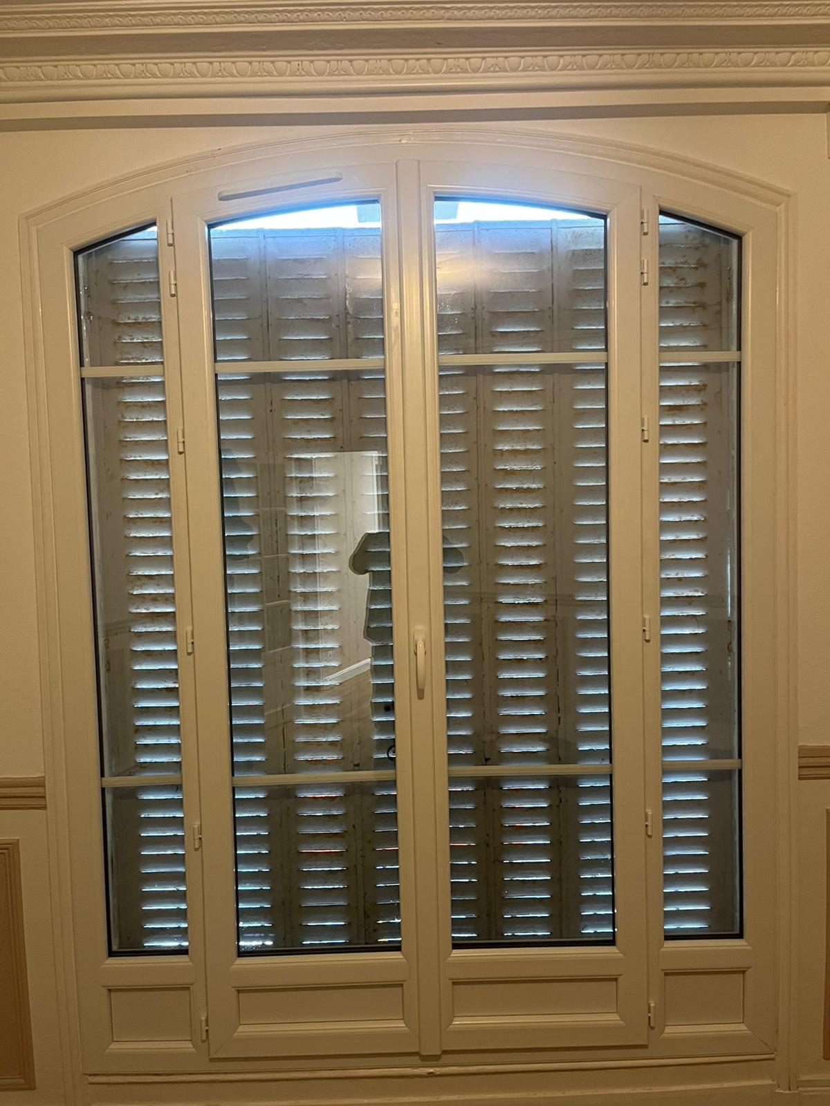 Fenêtre coulissante en aluminium noir avec grande baie vitrée offrant une vue panoramique